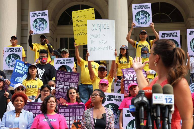 Ativistas pró-direitos dos imigrantes se reúnem na prefeitura de Nova York
