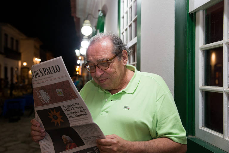 Escritor Ruy Castro lê a Folha