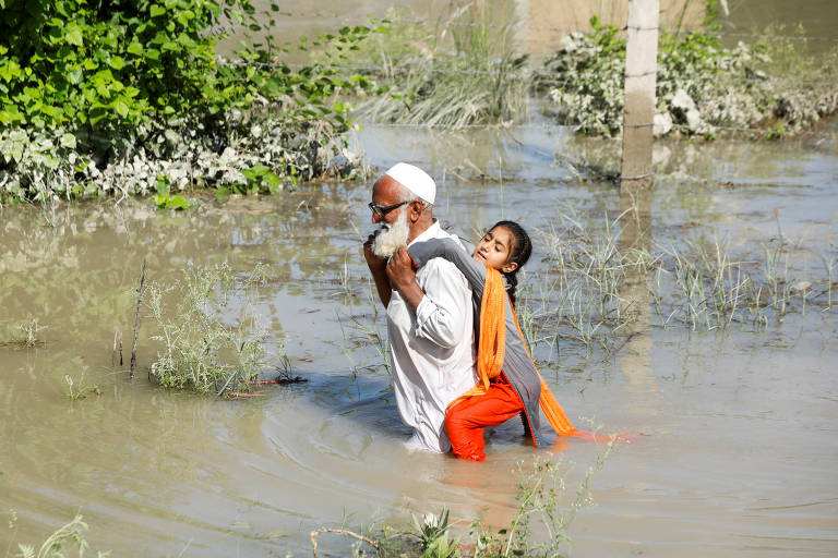 Milhares deixam suas casas devido a enchentes no Paquistão