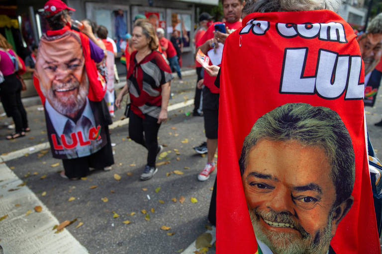 Apoiadores promovem um "Toalhaço do Lula" neste domingo (28) na Avenida Paulista em São Paulo
