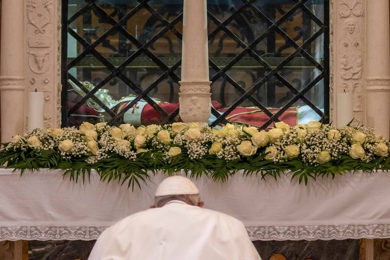 Papa Francisco reza em frente ao túmulo do papa Celestino 5º, na cidade italiana de L'Aquila