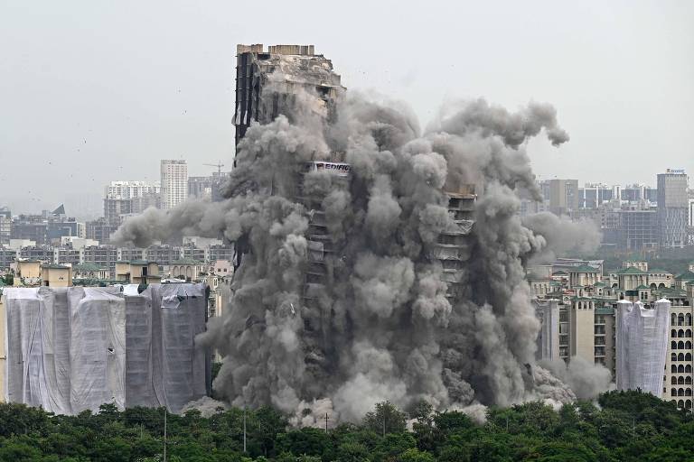 Índia derruba torres gêmeas em maior demolição de sua história; veja vídeo