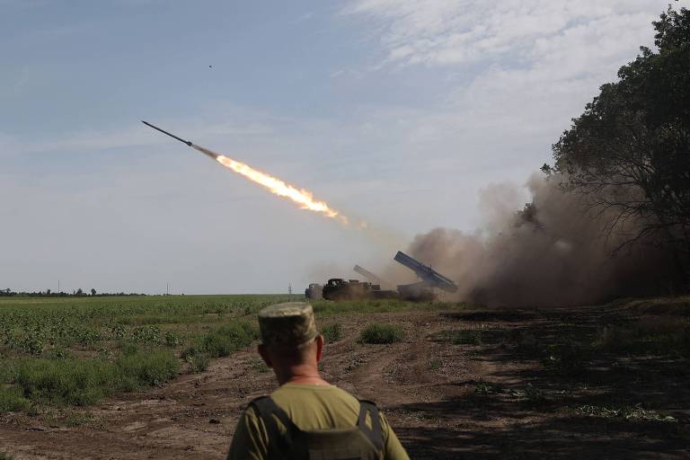 Forças ucranianas disparam míssil próximo a linha de frente na região de Donetsk
