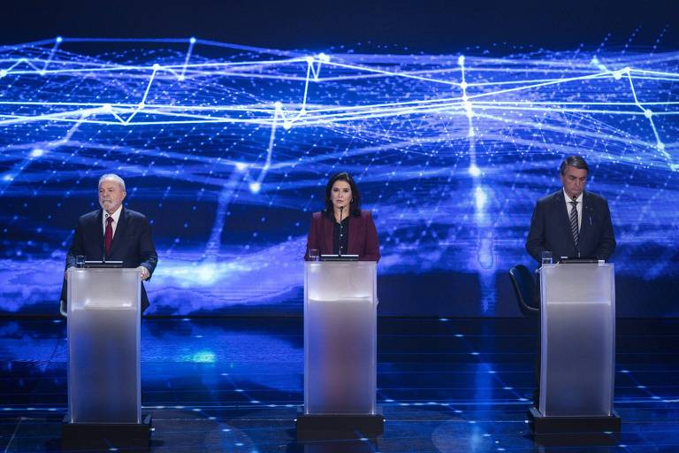 Candidatos à Presidência da República participam de debate organizado em parceria com Folha, UOL e TVs Bandeirantes e Cultura em São Paulo; (esq p dir): Lula (PT), Simone Tebet (MDB), e Jair Bolsonaro (PL)