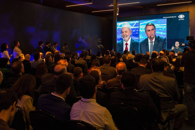 Convidados dos candidatos à presidência, assistem ao debate em sala fora do estúdio na TV Bandeirantes na noite deste domingo (28) em São Paulo