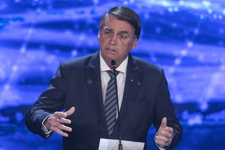 Jair Bolsonaro (PL) durante o debate dos candidatos à presidência para as eleições de 2022, organizado em pool pela Folha, UOL e TVs Bandeirantes e Cultura no estúdio da TV Bandeirantes, em São Paulo