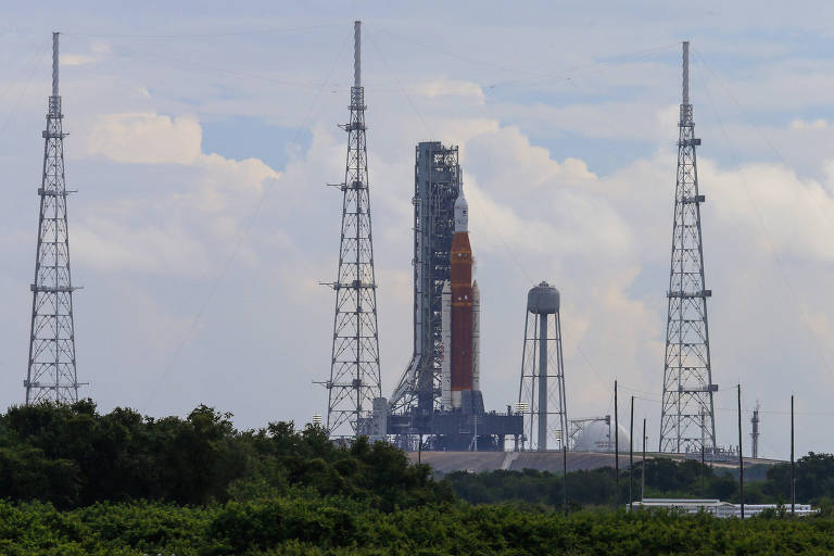 O foguete Space Launch System (SLS) com a cápsula Orion repousa sobre a plataforma 39B, antes da falha no lançamento da missão Artemis I