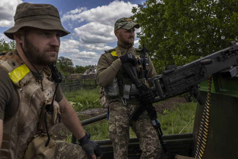 Soldados ucranianos seguram armas em ponto estratégico