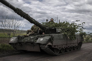 A Ukrainian tank near the frontline in Donetsk, Ukraine, on May 22, 2022. (Finbarr O'Reilly/The New York Times)