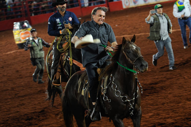 O ex-presidente Jair Bolsonaro (PL) anda a cavalo na arena da Festa do Peão de Barretos na campanha eleitoral do ano passado