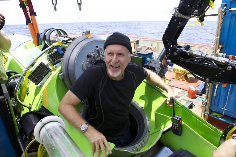 James Cameron, diretor do filme Titanic, ao retornar de uma exploração solitária no local conhecido como ponto mais profundo do planeta, a Fossa das Marianas, no Oceano Pacífico 