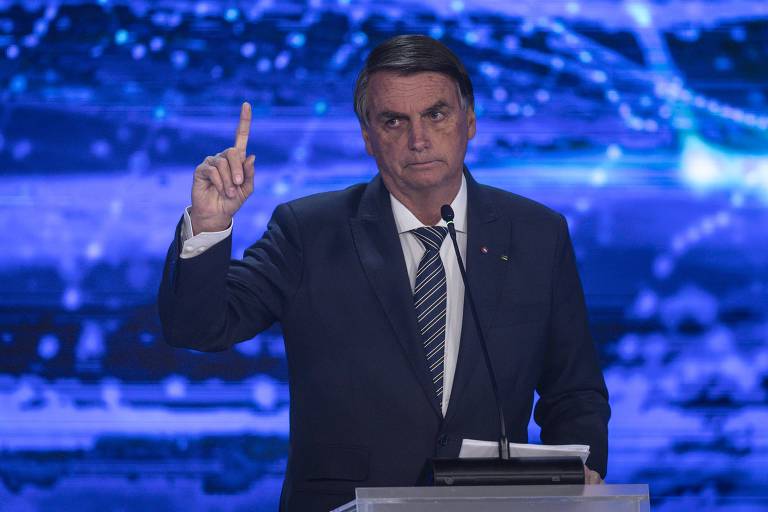 Jair Bolsonaro (PL) aponta para cima no debate da Band