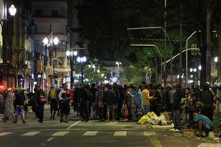 Usuários de crack caminham pela avenida Duque de Caxias, no centro de SP
