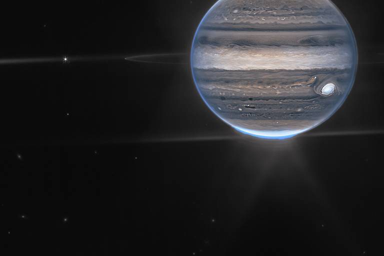 imagem de Júpiter, planeta gasoso visto de frente, sobre fundo escuro, tem faixas de diferentes tons de cor de terra.
