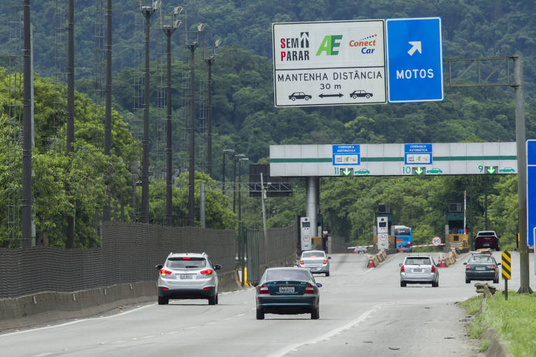 Imagem mostra carros em rodovia de São Paulo