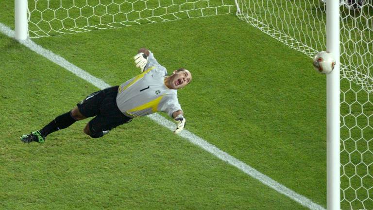 Com a boca aberta, o goleiro Marcos salta e espalma na direção da trave cobrança de falta de Neuville na final da Copa do Mundo de 2002, entre Brasil e Alemanha, no Japão