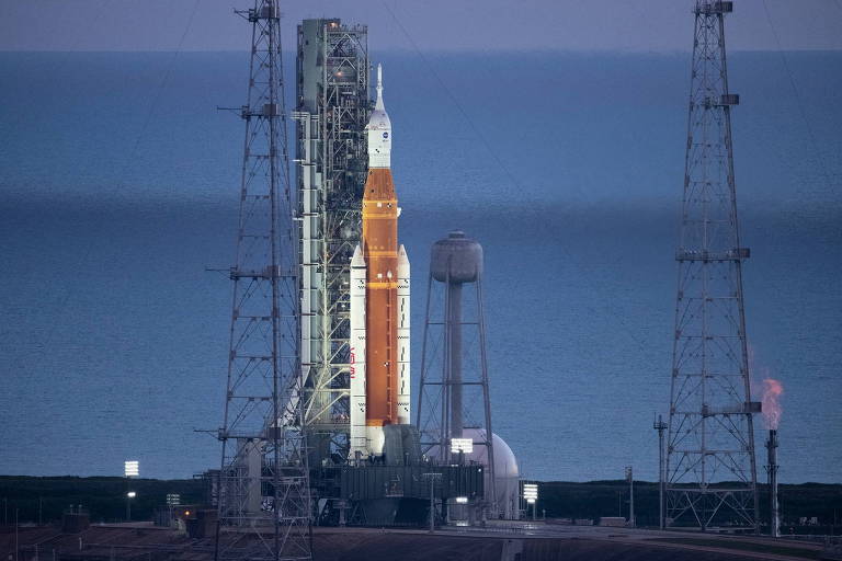 O foguete Space Launch System (SLS) com a cápsula Orion repousa sobre a plataforma 39B, antes da falha no lançamento da missão Artemis 1 