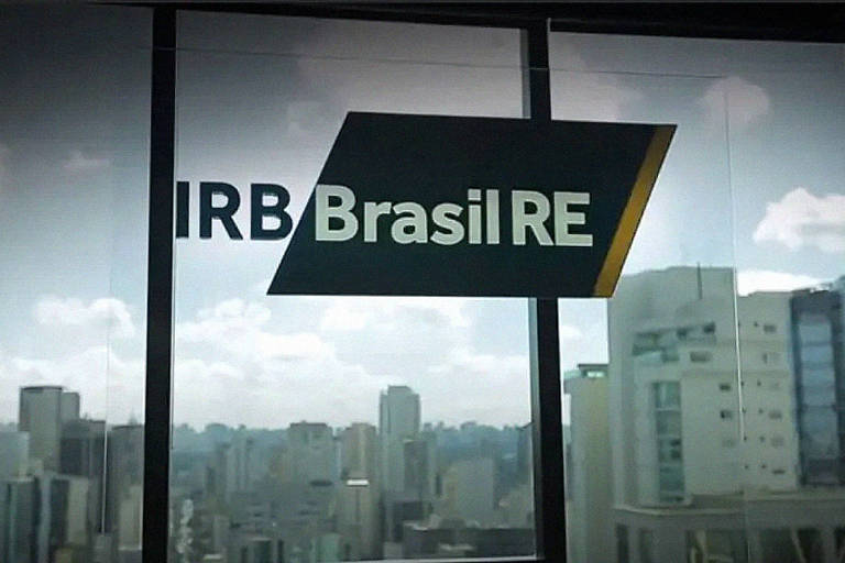 Logo da empresa resseguradora IRB Brasil em prédio da empresa 
