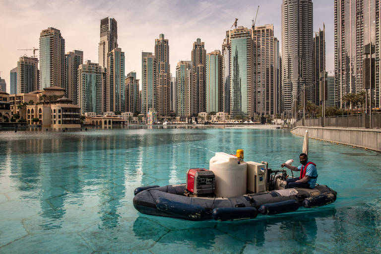 Homem pilota bote em lago artificial de Dubai