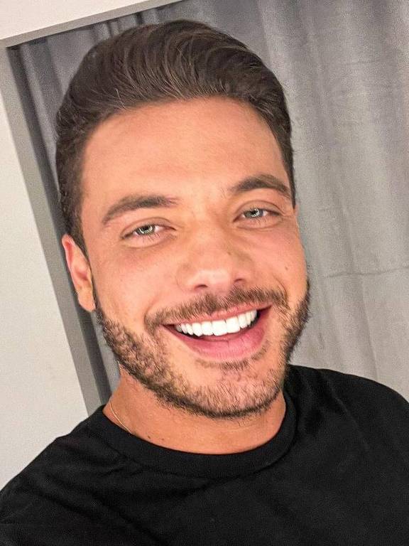 Wesley Safadão sensualiza e mostra barriga em show em Recife - OFuxico