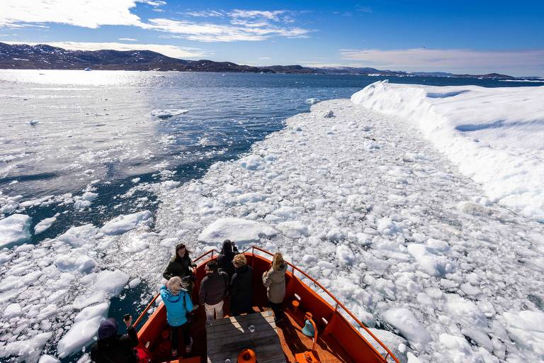 Barco com turistas cruza camada de gelo no mar da Groenlândia