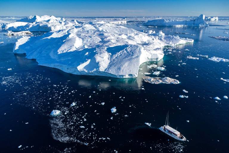 Visão aérea de um grande bloco de gelo no mar da Groenlândia
