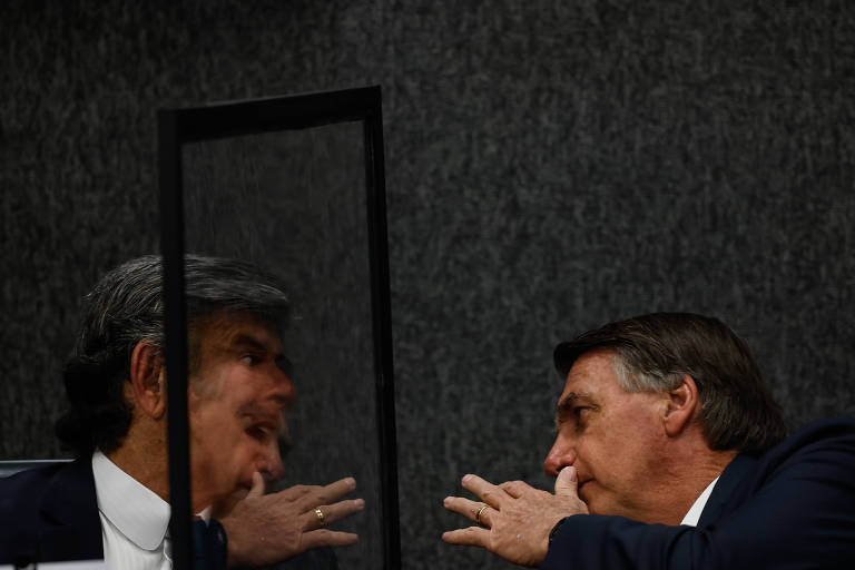 O presidente Jair Bolsonaro conversa com o ministro Luiz Fux, do STF (Supremo Tribunal Federal) em cerimônia de posse do ministro Luis Felipe Salomão, no CNJ (Conselho Nacional de Justiça)