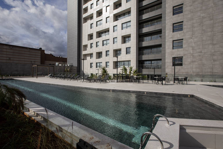 Piscina do edifício Platina 220, no Tatuapé, zona leste de São Paulo