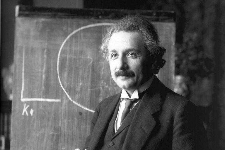 O físico Albert Einstein durante uma conferência em Viena em 1921