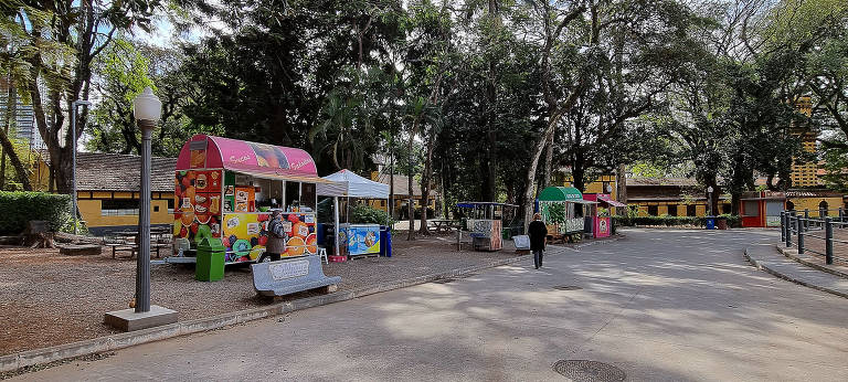 Imagem dos estandes de alimentos e bebidas no parque da Água Branca. Ao fundo, as árvores do parque.