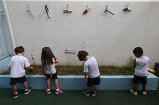 Crianças brincam na escola de educação infantil Tutto Amore, zona leste de SP