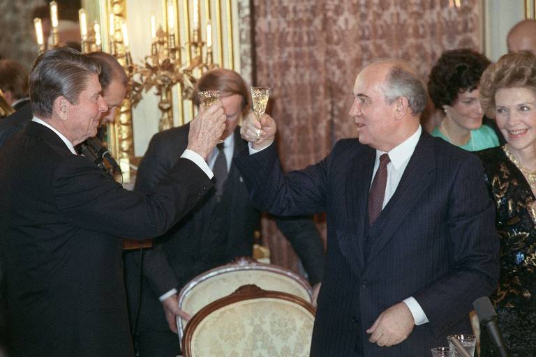 Mikhail Gorbatchov (à direita), faz brinde com o presidente americano Ronald Reagan em 1987