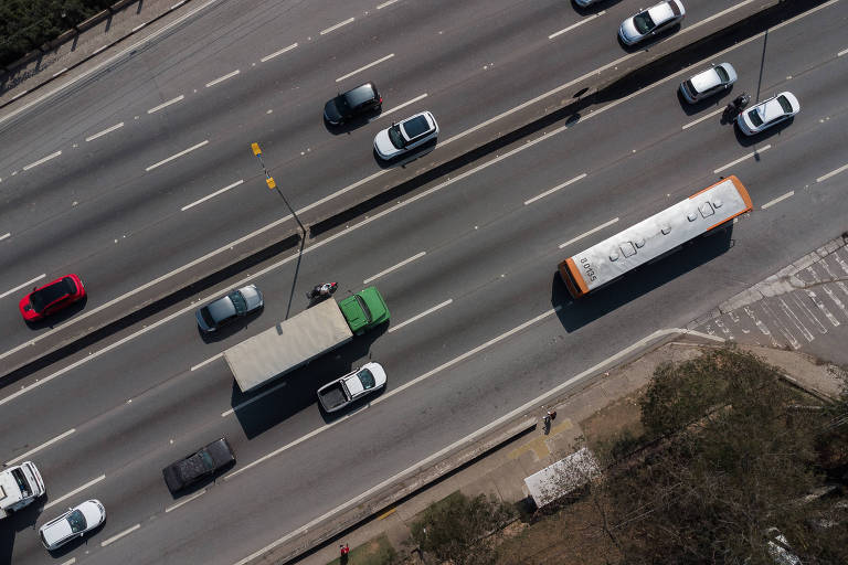 Imagem mostra rodovia com carros, caminhões e ônibus.