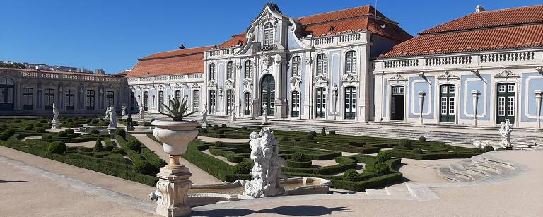 jardins e fachada do palácio de queluz