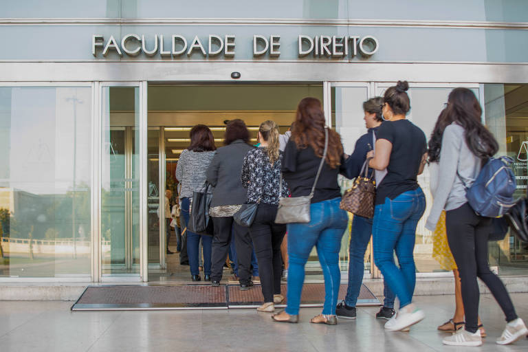 Eleitores brasileiros fazem fila para entrar na Faculdade de Direito de Lisboa, local de votação na capital de Portugal