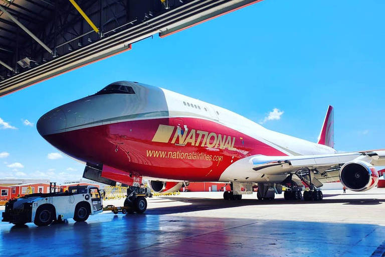 Grande Boeing 747 que já foi avião-bombeiro pousa no Brasil; veja vídeo