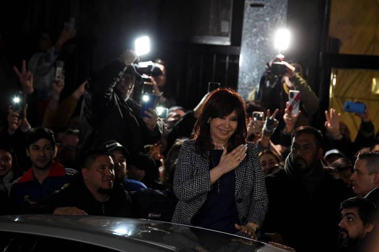 Cristina Fernandez agradece seus apoiadores diante de seu apartamento na Recoleta
