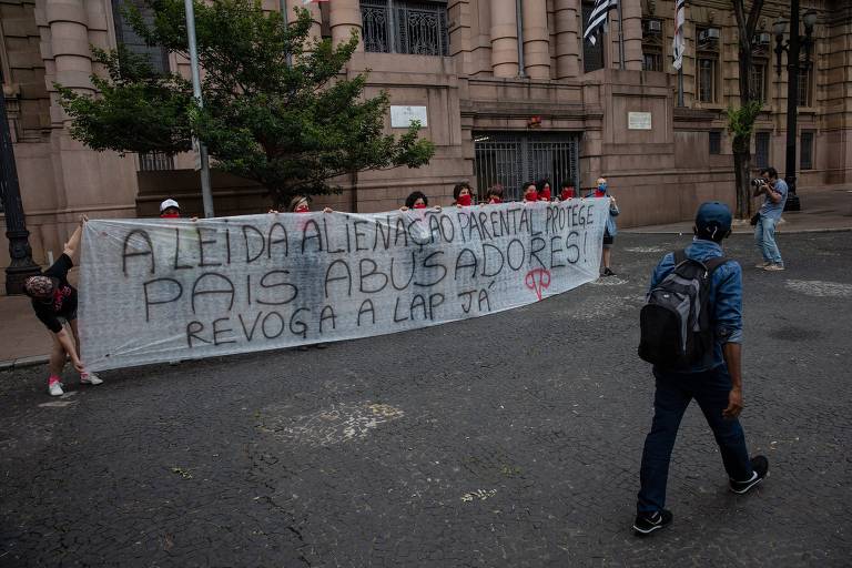 O coletivo Sangra Coletiva faz ato em frente ao Tribunal de Justiça de São Paulo, para exigir a revogação da Lei da Alienação Parental, que institui o poder de propriedade da classe masculina sobre mães e crianças, em 2021 