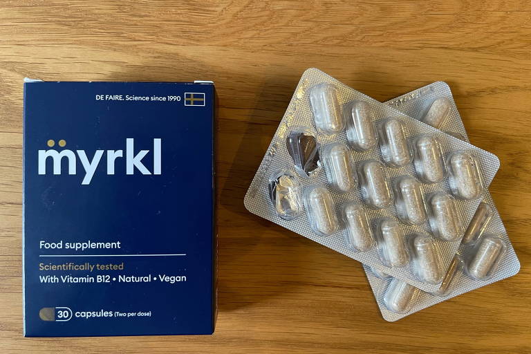 Uma caixa e duas cartelas da pílula Myrkl sobre uma mesa