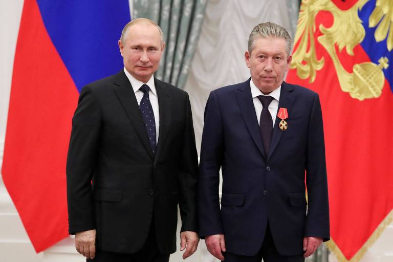 O presidente da Rússia, Vladimir Putin, e Ravil Maganov, presidente do conselho de administração da Lukoil, durante cerimônia de premiação no Kremlin