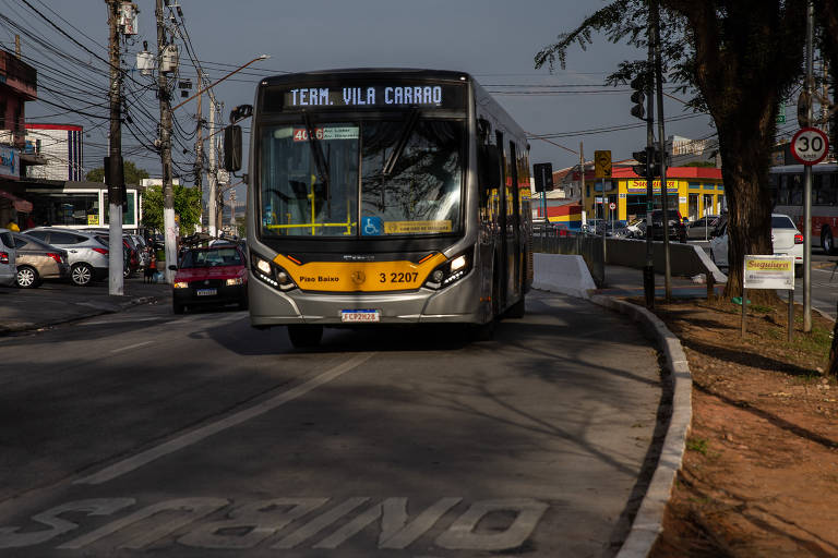Ônibus trafega por corredor na zona leste de SP