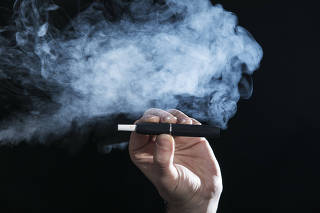Novo aparelho de cigarro eletronico (da marca IQOS) que promete reducao de danos para a saude de fumantes. Jornalista Ivan Finotti (da FOLHA) testa o produto