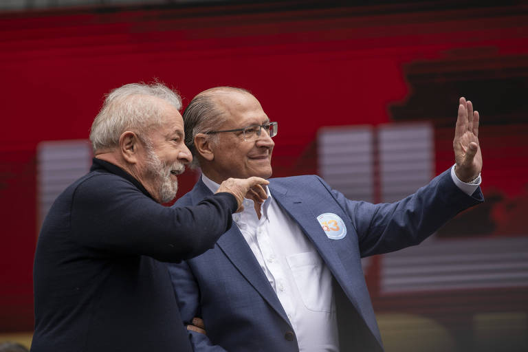 O ex-presidente Lula ao lado do ex-governador Geraldo Alckmin em comício no Vale do Anhangabaú, em São Paulo