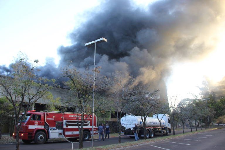 A foto mostra fumaça negra saindo do prédio do Instituto de Biociências da Unesp em São Carlos que pegou fogo nesta quarta (31)