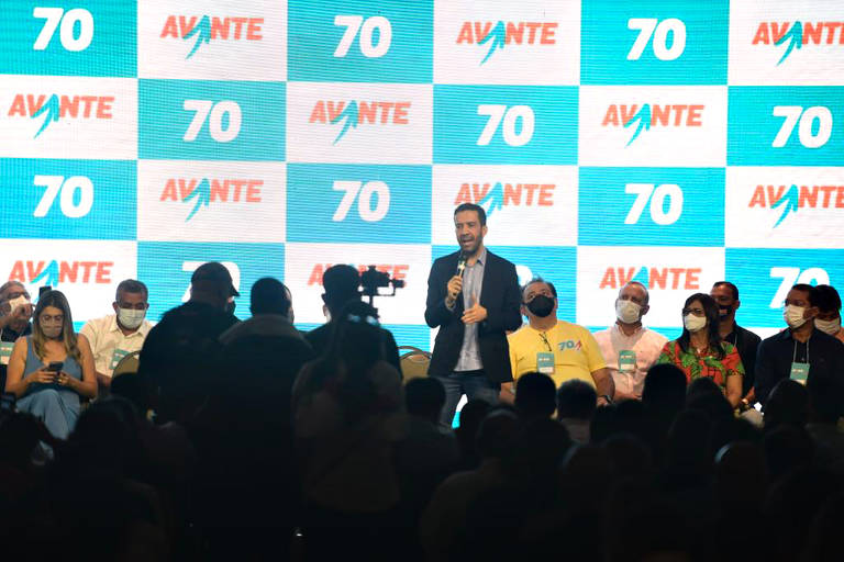 O deputado federal André Janones (Avante-MG) lança pré-candidatura à Presidência da República, depois retirada por ele em apoio ao ex-presidente Lula (PT)