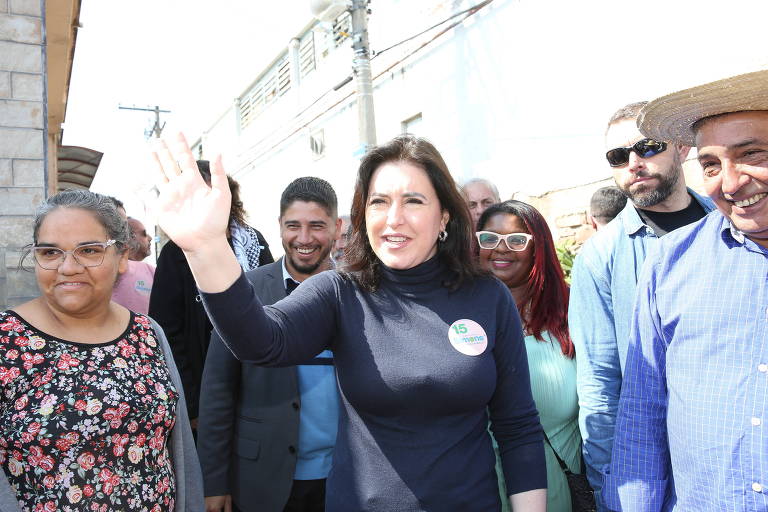 Simone Tebet (MDB) encontra apoiadores durante visita à Chácara da Fumaça, na comunidade do Mário Quintana, em Porto Alegre, capital do Rio Grande do Sul