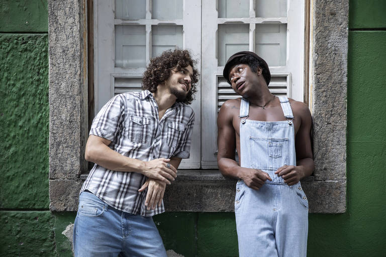 O ator e cantor Tiago Barbosa e o ator e cantor Rômulo Weber, para o musical Clube da Esquina