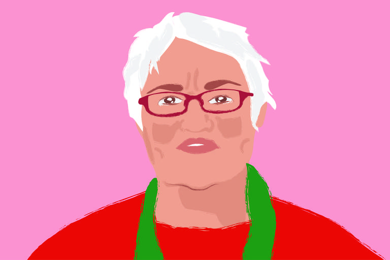 Ao centro da ilustração de fundo rosa claro, está o retrato de Amelinha Teles. Ela é branca, tem cabelos grisalhos e curtos, usa óculos com armação de cor vermelho escuro, uma blusa vermelha e um lenço verde ao redor do pescoço.