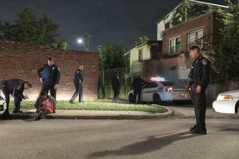 Cena noturna da série "A Cidade É Nossa" mostra quatro policiais vasculhando uma rua