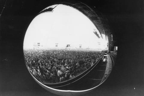 RIO DE JANEIRO, RJ, BRASIL, 11-01-1985: Música: vista de multidão durante show do 